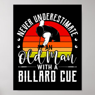 Onderschat nooit een oude man met een Billard Cue Poster