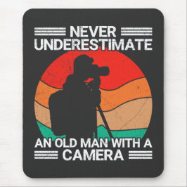 Onderschat nooit een oude man met een camera muismat