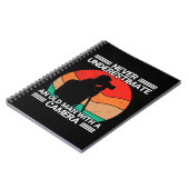Onderschat Nooit Een Oude Man Met Een Camera Notitieboek (Linkerzijde)
