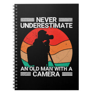 Onderschat Nooit Een Oude Man Met Een Camera Notitieboek