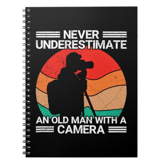 Onderschat Nooit Een Oude Man Met Een Camera Notitieboek (Voorkant)
