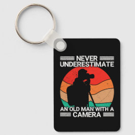 Onderschat nooit een oude man met een camera sleutelhanger