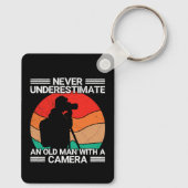 Onderschat nooit een oude man met een camera sleutelhanger (Achterkant)