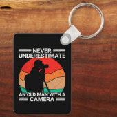 Onderschat nooit een oude man met een camera sleutelhanger (Achterkant)