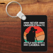 Onderschat nooit een oude man met een camera sleutelhanger (Voorkant)