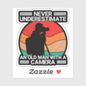 Onderschat nooit een oude man met een camera sticker (Vel)
