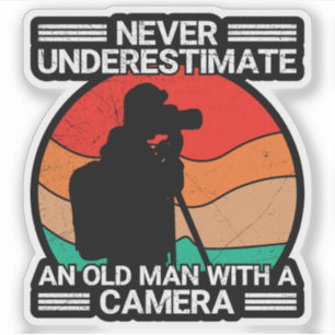 Onderschat nooit een oude man met een camera sticker