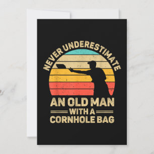 Onderschat nooit een oude man met een Cornhole-zak Kaart
