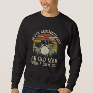 Onderschat nooit een oude man met een drumstel trui