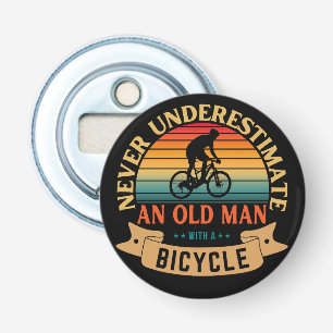 Onderschat nooit een oude man met een fiets button flesopener