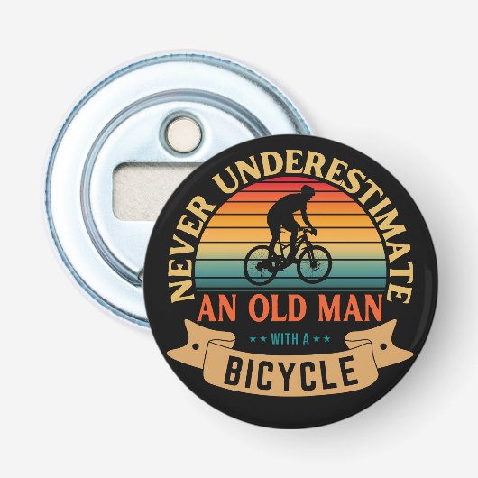 Onderschat nooit een oude man met een fiets button flesopener (Voorkant)