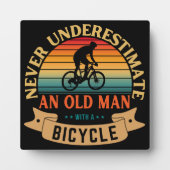 Onderschat nooit een oude man met een fiets fotoplaat (Voorkant)