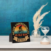 Onderschat nooit een oude man met een fiets fotoplaat (Insitu)