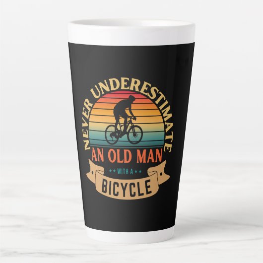 Onderschat nooit een oude man met een fiets latte mok (Voorkant)