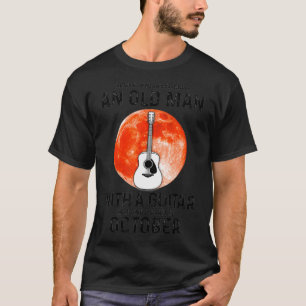 Onderschat nooit een oude man met een gitaar Octob T-shirt