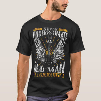 Onderschat Nooit Een Oude Man Met Een Gitaar T-shirt