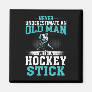 Onderschat Nooit Een Oude Man Met Een Hockeystick Magneet