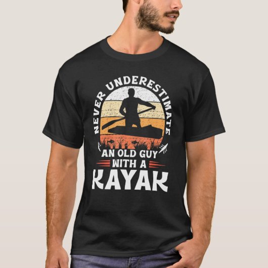 Onderschat nooit een oude man met een Kayak T-shirt (Voorkant)