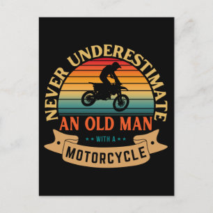 Onderschat nooit een oude man met een motorfiets briefkaart