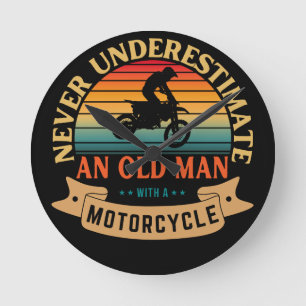 Onderschat nooit een oude man met een motorfiets ronde klok