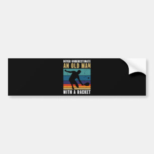 Onderschat nooit een oude man met een pickleball  bumpersticker