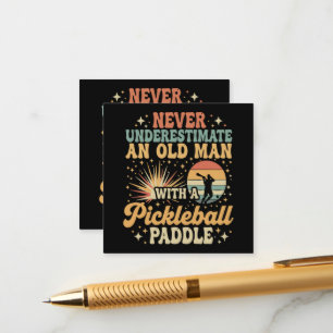 Onderschat Nooit Een Oude Man Met Een Pickleball Informatiekaartje