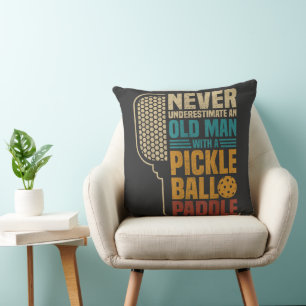Onderschat nooit een oude man met een Pickleball Kussen