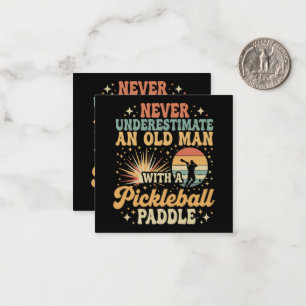 Onderschat nooit een oude man met een Pickleball Notitiekaartje
