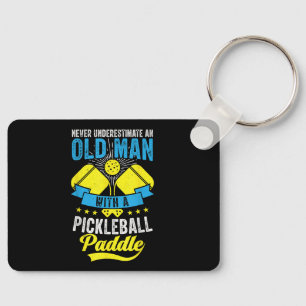 Onderschat nooit een oude man met een Pickleball P Sleutelhanger