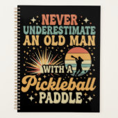 Onderschat Nooit Een Oude Man Met Een Pickleball Planner (Voorkant)