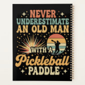 Onderschat Nooit Een Oude Man Met Een Pickleball Planner (Achterkant)