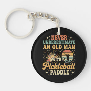 Onderschat Nooit Een Oude Man Met Een Pickleball Sleutelhanger