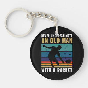 Onderschat nooit een oude man met een pickleball sleutelhanger