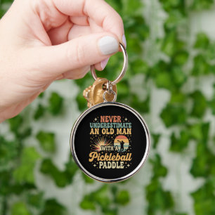 Onderschat Nooit Een Oude Man Met Een Pickleball Sleutelhanger