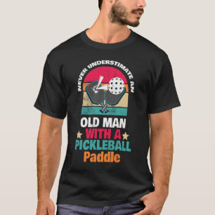 Onderschat nooit een oude man met een Pickleball T-shirt