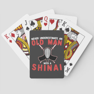 Onderschat nooit een oude man met een Shinai Pokerkaarten