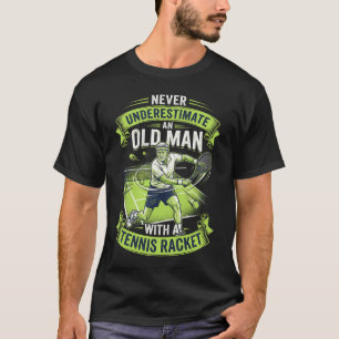 Onderschat nooit een oude man met een tennisracket t-shirt