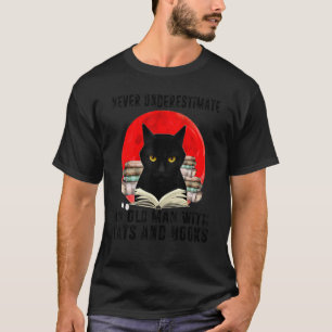 Onderschat Nooit Een Oude Man Met Katten En Boeken T-shirt