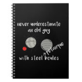 Onderschat nooit een oude man met Petanque Boule Notitieboek (Voorkant)