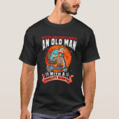 Onderschat nooit een oude Man mobiliteitscooter T-shirt (Voorkant)