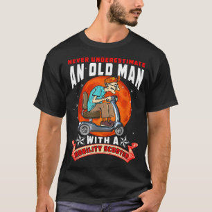 Onderschat nooit een oude Man mobiliteitscooter T-shirt