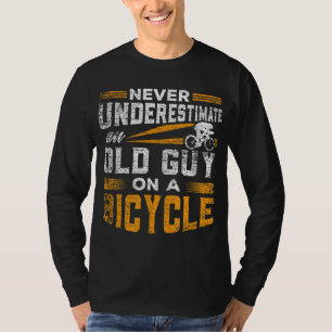 Onderschat nooit een oude man op de fiets t-shirt