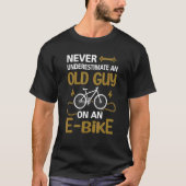 Onderschat nooit een oude man op een e-bike kiezer t-shirt (Voorkant)