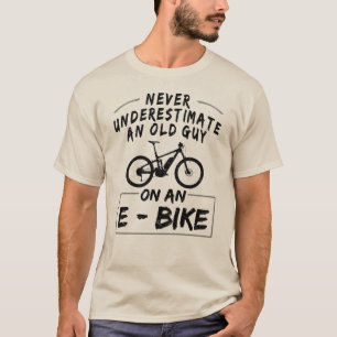 Onderschat nooit een oude man op een E-bike! T-Shi T-shirt