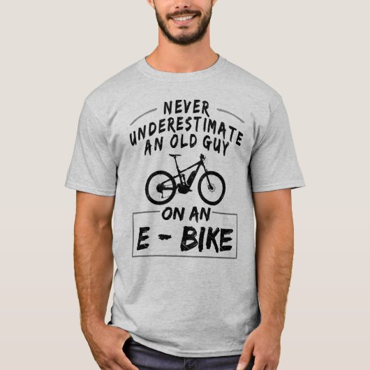 Onderschat nooit een oude man op een E-bike! T-shirt (Voorkant)