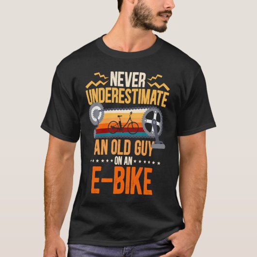 Onderschat nooit een oude man op een E-fiets T-shirt (Voorkant)