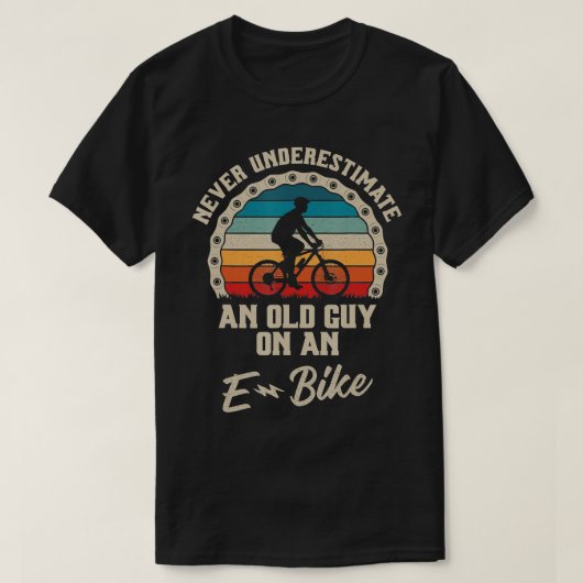 Onderschat nooit een oude man op een EBike Biking T-shirt (Design voorkant)