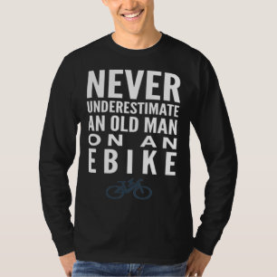 Onderschat nooit een oude man op een eBike T-shirt
