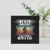 Onderschat nooit een oude man op een fiets (Staand voorkant)
