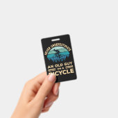 Onderschat nooit een oude man op een fiets. badge (Handheld)